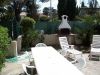 <p>Blick in den Garten mit Grill und diversen Sitzgelegenheiten</p>